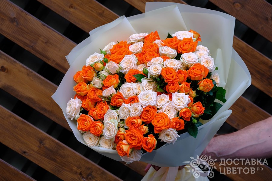 Букет Кремовая и оранжевая кустовая роза