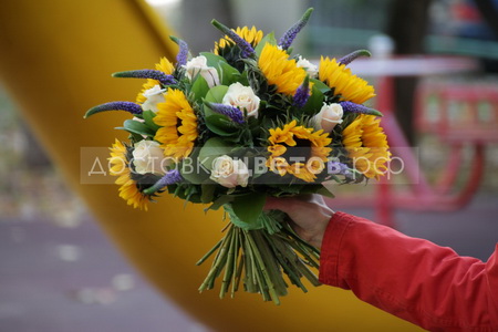 Букет с подсолнухами и розами "Всплеск эмоций"