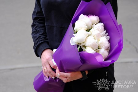 Букет из 11 белых пионов в пленке "Белые пионы"