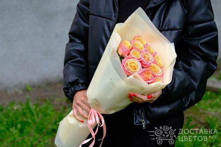 Букет из 11 лососевых роз в пленке "Мисс Пигги"