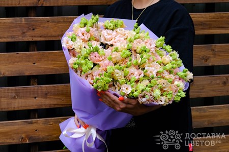 Букет из 25 эустом в пленке "Персиковая эустома"