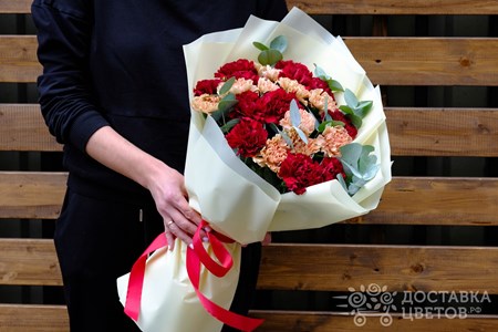 Букет из 25 гвоздик с эвкалиптом "Кремовые и бордовые гвоздики"