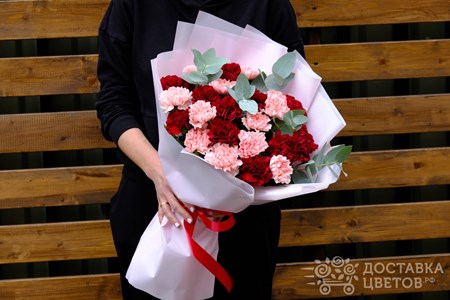 Букет из 25 гвоздик с эвкалиптом "Розовые и бордовые гвоздики"