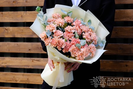 Букет из 25 гвоздик с эвкалиптом в пленке "Кремовые гвоздики в пленке"