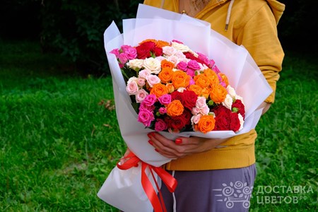 Букет из 25 кустовых роз в пленке "Разноцветные кустовые розы"