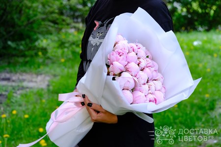 Букет из 25 розовых пионов в пленке "Розовые пионы"