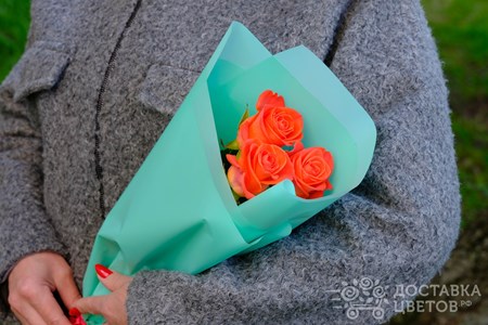 Букет из 3 оранжевых роз в пленке "Вау"