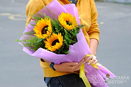 Букет из 3 подсолнухов с зеленью в пленке "Подсолнухи"