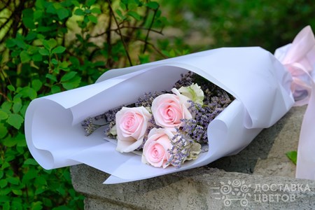 Букет из 3 розовых роз с лимониумом в пленке "Свит Ревайвл"
