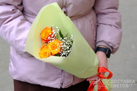 Букет из 3 ярко-оранжевых роз с гипсофилой в пленке "Испания"