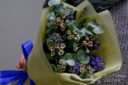 Букет из 5 гиацинтов с зеленью "Синяя прохлада"
