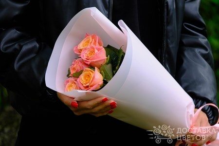 Букет из 5 лососевых ро в пленке "Мисс Пигги"