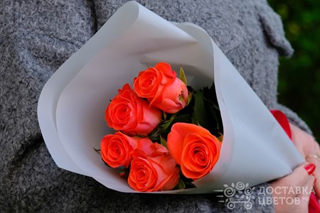 Букет из 5 оранжевых роз в пленке "Вау"