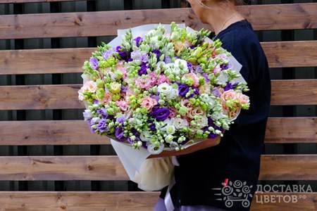 Букет из 51 эустомы в пленке "Разноцветная эустома"