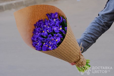 Букет из 51 ириса в крафте "Синие ирисы"