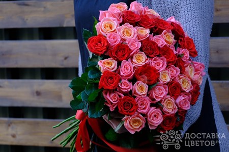 Букет из 51 красной и коралловой розы "Пламя желания"