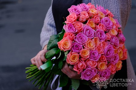 Букет из 51 розовой и коралловой розы "Магический цвет"