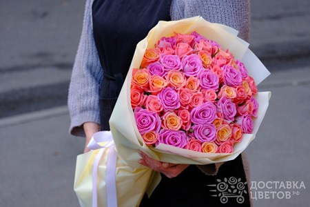 Букет из 51 розовой и коралловой розы в пленке "Магический цвет"