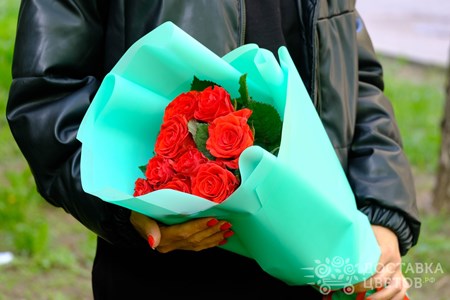 Букет из 9 алых роз в пленке "Эль Торо"