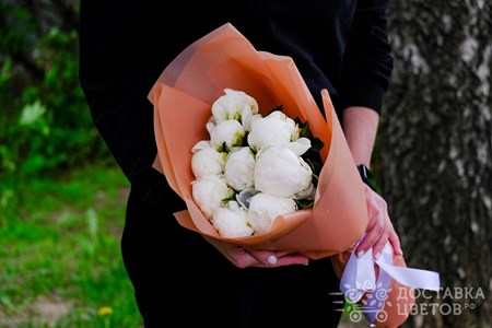 Букет из 9 белых пионов в пленке "Белые пионы"