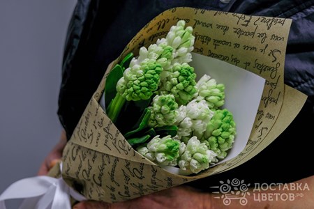 Букет из 9 гиацинтов в крафте "Белые гиацинты"