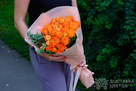 Букет из 9 кустовых роз с эвкалиптом "Оранжевые кустовые розы"