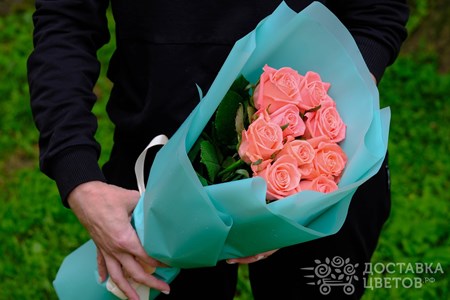 Букет из 9 персиково-розовых роз в пленке "Карина"
