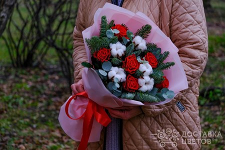 Букет из алых роз и хлопка с еловыми ветками "Зимний вечер"