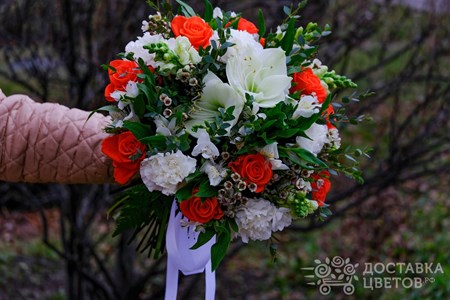 Букет из белого амариллиса и оранжевых роз "Шепот любви"