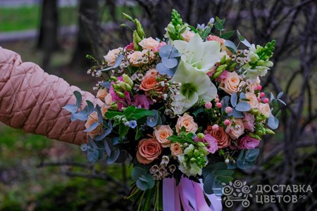 Букет из белого амариллиса и роз "Есения"