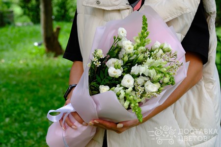 Букет из белой эустомы и хамелациума "Легкость облаков"