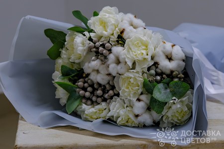 Букет из белых гвоздик и хлопка "Прикосновение природы"
