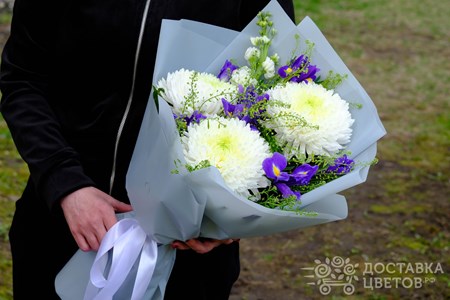 Букет из белых хризантем и синих ирисов в пленке "Сказочная страна"
