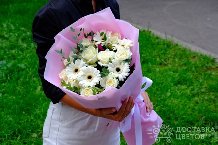 Букет из белых роз и белых гербер "Свежесть"