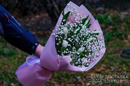 Букет из белых тюльпанов и гипсофилы "Весенний снег"