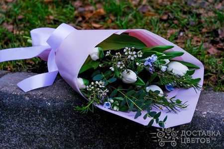 Букет из белых тюльпанов и оксипеталума "Весенний свет"