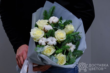Букет из еловых веток,белых роз и хлопка "Зимний бал"