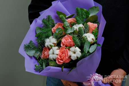 Букет из еловых веток,коралловых роз и хлопка "Яркая зима"