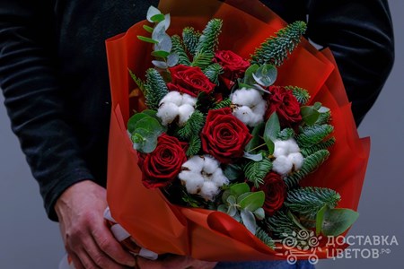 Букет из еловых веток,красных роз и хлопка "Чудеса зимы"