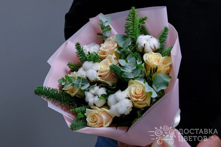Букет из еловых веток,кремовых роз и хлопка "Ёлка желаний"