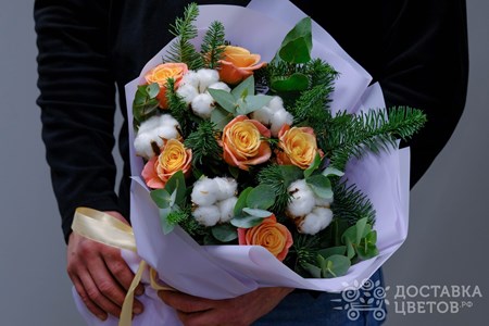 Букет из еловых веток,роз и хлопка "Зимний экспресс"