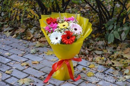 Букет из гербер и ромашки "Счастливые часы"
