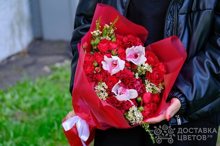 Букет из красной кустовой розы и орхидей "Чувство прекрасного"