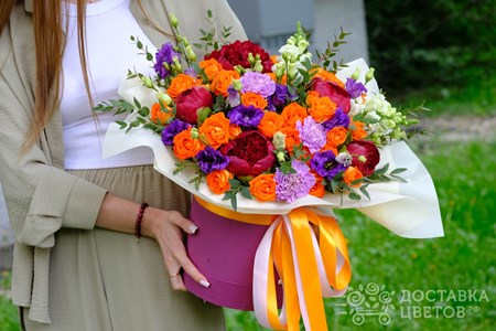 Букет из красных пионов и оранжевой кустовой розы "Жаркий ритм"