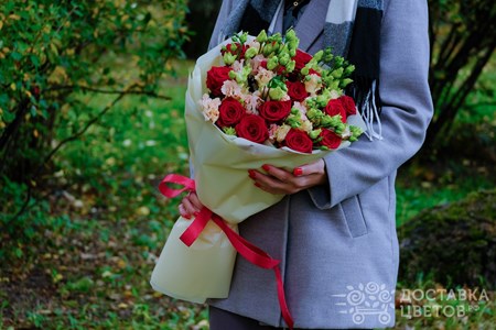 Букет из красных рох и персиковой эустомы "Предвкушение"