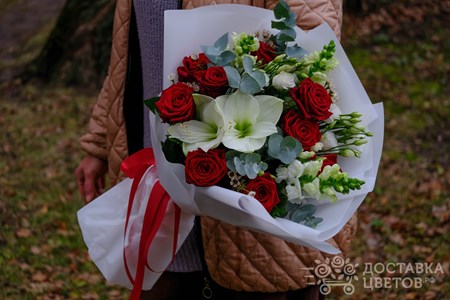 Букет из красных роз и амариллиса "Атриум"