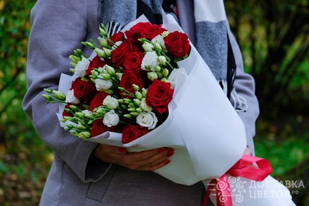 Букет из красных роз и белой эустомы "Элегантная простота"
