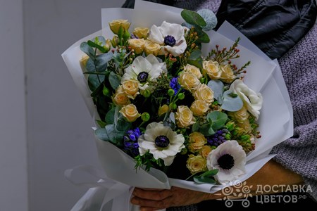 Букет из кремовых кустовых роз и белых анемонов "Моменты весны"