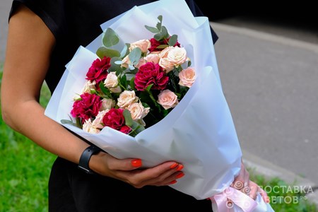 Букет из кустовой розы и гвоздик "Свет утренний зори"