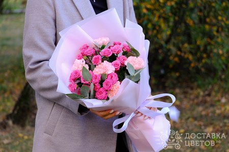 Букет из кустовой розы и розовой гвоздики "Аделина"